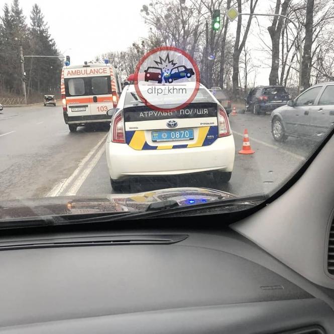 На изображении может находиться: автомобиль и на улице