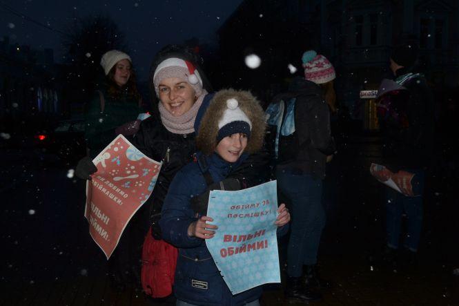 Новини Хмельницького - фото з З рогами оленів та в шапках Санти: у Хмельницькому пройшов благодійний фан-забіг (ФОТО) З рогами оленів та в шапках Санти: у Хмельницькому пройшов благодійний фан-забіг (ФОТО), фото №6 на сайті vsim.ua