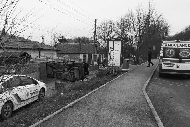 Перекинута автівка на Пирогова: водія врятував пасок безпеки, фото №1 на сайті 20minut.ua