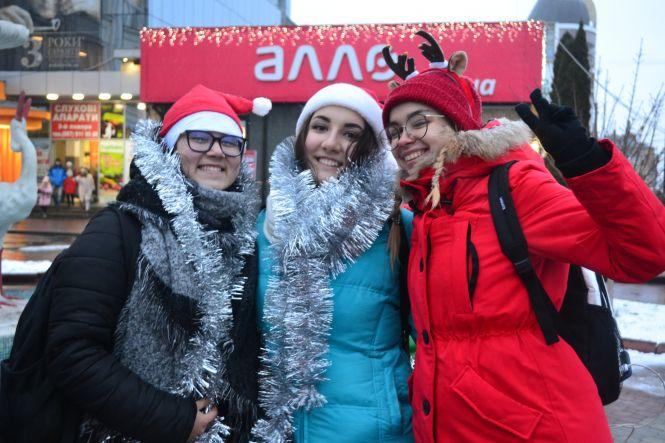 Новини Хмельницького - фото з З рогами оленів та в шапках Санти: у Хмельницькому пройшов благодійний фан-забіг (ФОТО) З рогами оленів та в шапках Санти: у Хмельницькому пройшов благодійний фан-забіг (ФОТО), фото №4 на сайті vsim.ua