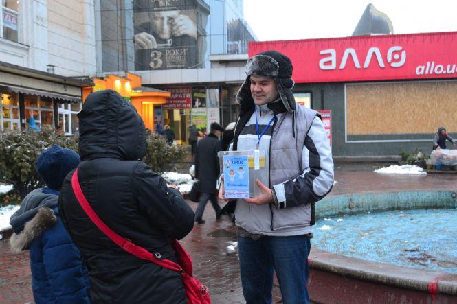 Новини Хмельницького - фото з З рогами оленів та в шапках Санти: у Хмельницькому пройшов благодійний фан-забіг (ФОТО) З рогами оленів та в шапках Санти: у Хмельницькому пройшов благодійний фан-забіг (ФОТО), фото №2 на сайті vsim.ua