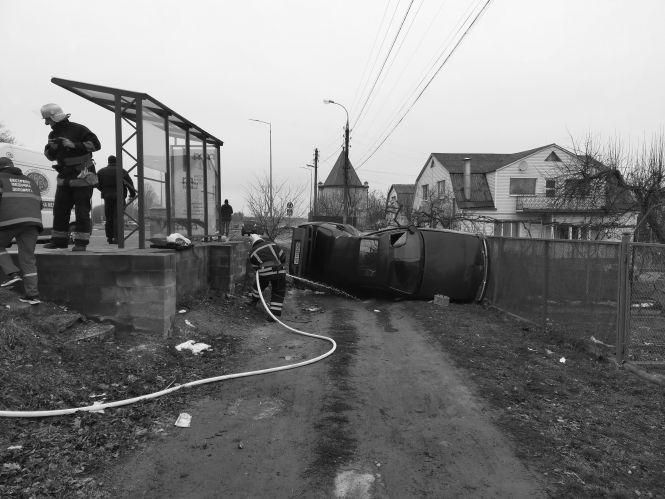 Перекинута автівка на Пирогова: водія врятував пасок безпеки, фото №2 на сайті 20minut.ua