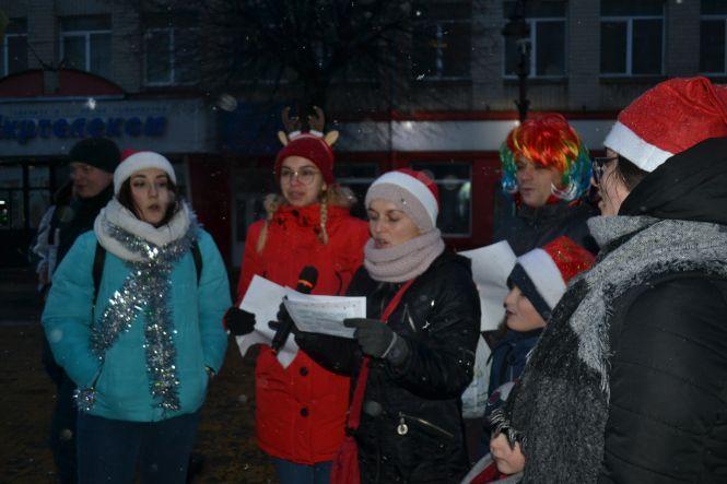 Новини Хмельницького - фото з З рогами оленів та в шапках Санти: у Хмельницькому пройшов благодійний фан-забіг (ФОТО) З рогами оленів та в шапках Санти: у Хмельницькому пройшов благодійний фан-забіг (ФОТО), фото №5 на сайті vsim.ua