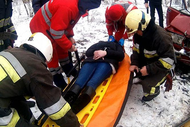 Новини Хмельницького - фото з ДТП на Хмельниччині: жінку з понівеченого автомобіля діставали рятувальники (ФОТО) ДТП на Хмельниччині: жінку з понівеченого автомобіля діставали рятувальники (ФОТО), фото №2 на сайті vsim.ua
