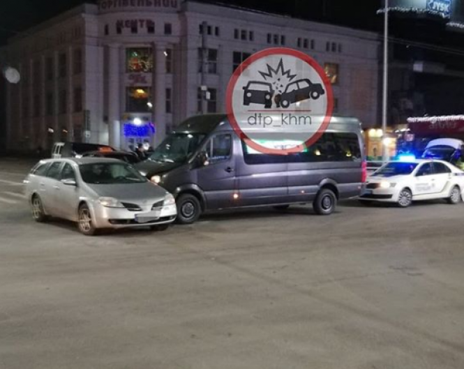 У центрі Хмельницького зіткнулися мікроавтобус та легковик (ФОТО), фото №2 на сайті vsim.ua
