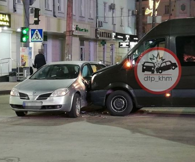 У центрі Хмельницького зіткнулися мікроавтобус та легковик (ФОТО), фото №1 на сайті vsim.ua