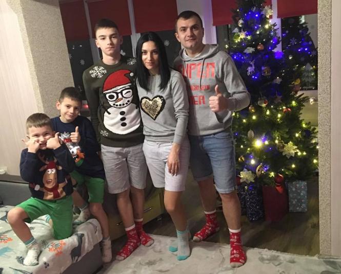 Новини Хмельницького - фото з Як святкували зимові свята хмельницькі чиновники та депутати: підбірка фото На изображении может находиться: 5 человек, люди стоят и в помещении