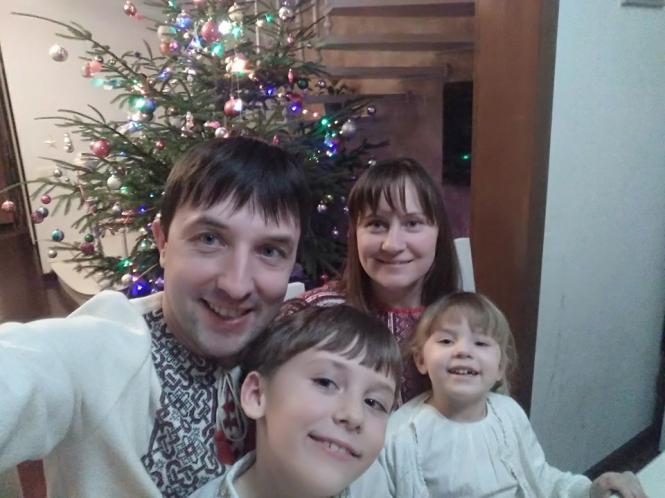 Новини Хмельницького - фото з Як святкували зимові свята хмельницькі чиновники та депутати: підбірка фото На изображении может находиться: 4 человека, люди улыбаются, в помещении