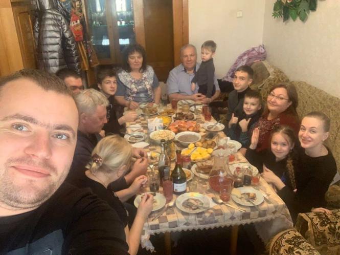 Новини Хмельницького - фото з Як святкували зимові свята хмельницькі чиновники та депутати: підбірка фото На изображении может находиться: 10 человек, люди улыбаются, люди сидят, стол, напиток, в помещении и еда