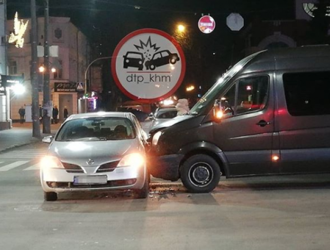 У центрі Хмельницького зіткнулися мікроавтобус та легковик (ФОТО), фото №3 на сайті vsim.ua