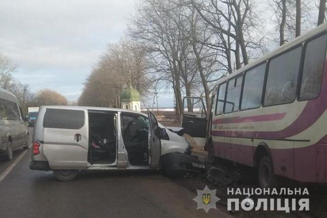 Новини Тернополя - фото з На Тернопільщині зіткнулися рейсовий автобус із пасажирами і легківка: жінка з дитиною в лікарні На Тернопільщині зіткнулися рейсовий автобус із пасажирами і легківка: жінка з дитиною в лікарні, фото №1 на сайті 20minut.ua