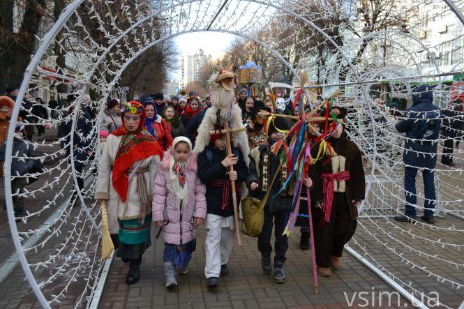 З піснями та «козою»: у Хмельницькому пройшов парад вертепів (ФОТО, ВІДЕО), фото №3 на сайті vsim.ua