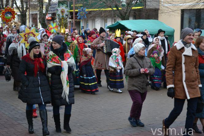 З піснями та «козою»: у Хмельницькому пройшов парад вертепів (ФОТО, ВІДЕО), фото №2 на сайті vsim.ua