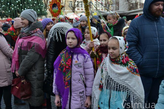 З піснями та «козою»: у Хмельницькому пройшов парад вертепів (ФОТО, ВІДЕО), фото №11 на сайті vsim.ua