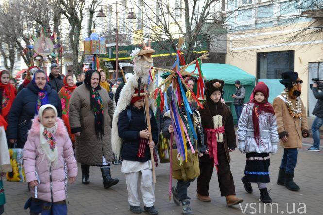 З піснями та «козою»: у Хмельницькому пройшов парад вертепів (ФОТО, ВІДЕО), фото №1 на сайті vsim.ua