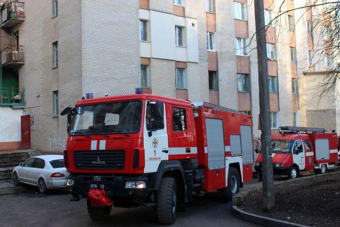 На Тернопільській горіла квартира у багатоповерхівці (ФОТО, ВІДЕО), фото №2 на сайті vsim.ua