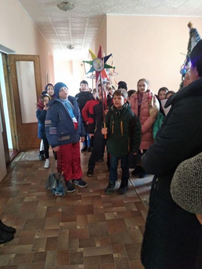 Учні другої школи щедрували в козятинській ЦРЛ, фото №1 на сайті 20minut.ua