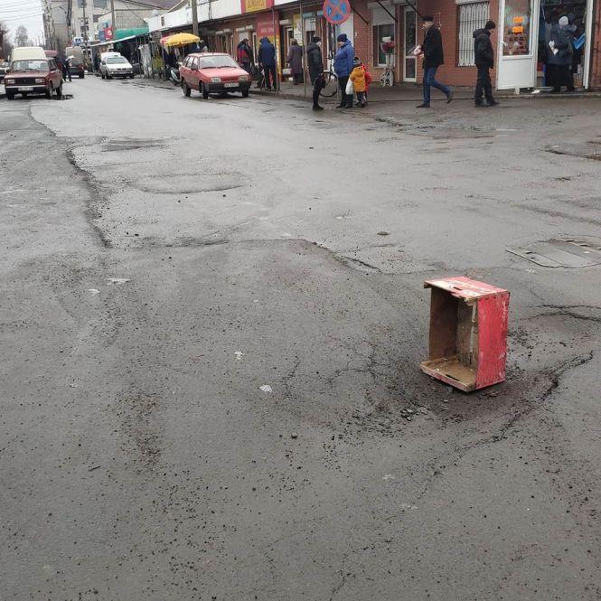 Новини Козятина - фото з Фото дня: на свіжозаасфальтованій дорозі по Грушевського ямова пастка