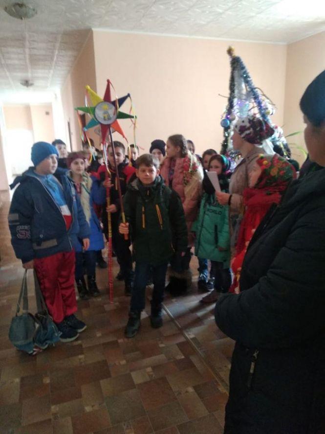 Учні другої школи щедрували в козятинській ЦРЛ, фото №2 на сайті 20minut.ua