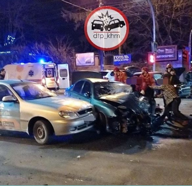 Новини Хмельницького - фото з У Хмельницькому лоб у лоб зіткнулися два автомобілі: є постраждалі (ФОТО, ВІДЕО) У Хмельницькому лоб у лоб зіткнулися два автомобілі: є постраждалі (ФОТО, ВІДЕО), фото №1 на сайті vsim.ua