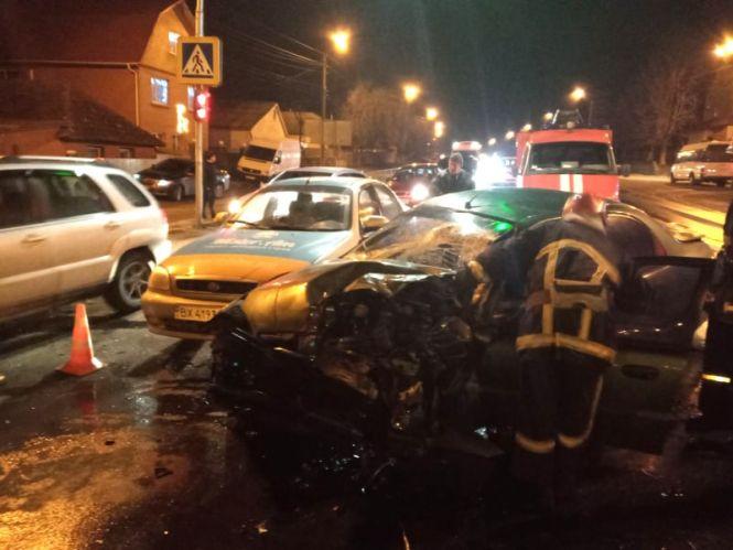 Новини Хмельницького - фото з У Хмельницькому лоб у лоб зіткнулися два автомобілі: є постраждалі (ФОТО, ВІДЕО) У Хмельницькому лоб у лоб зіткнулися два автомобілі: є постраждалі (ФОТО, ВІДЕО), фото №3 на сайті vsim.ua