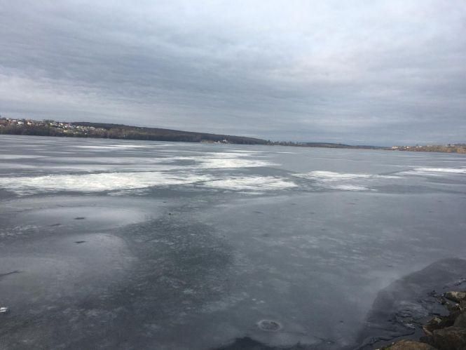 Новини Тернополя - фото з “З початку року вже два нещасних випадки на льоду”: тонка крига тернопільським рибалкам - не завада “З початку року вже два нещасних випадки на льоду”: тонка крига тернопільським рибалкам - не завада, фото №1 на сайті 20minut.ua