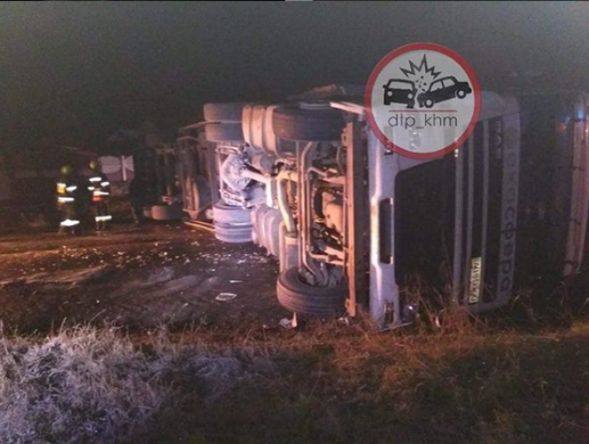 Новини Хмельницького - фото з На Хмельниччині серед траси перекинулася вантажівка та заблокувала рух (ФОТО) На Хмельниччині серед траси перекинулася вантажівка та заблокувала рух (ФОТО), фото №2 на сайті vsim.ua