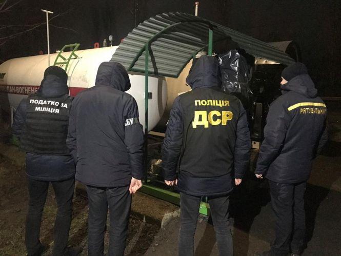 Три десятки нелегальних АЗС "накрили" на Хмельниччині (ФОТО), фото №1 на сайті vsim.ua
