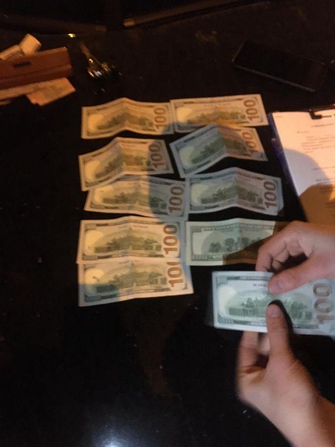 Затримали адвоката, якого підозрюють у передачі хабаря поліцейському, фото №2 на сайті 20minut.ua