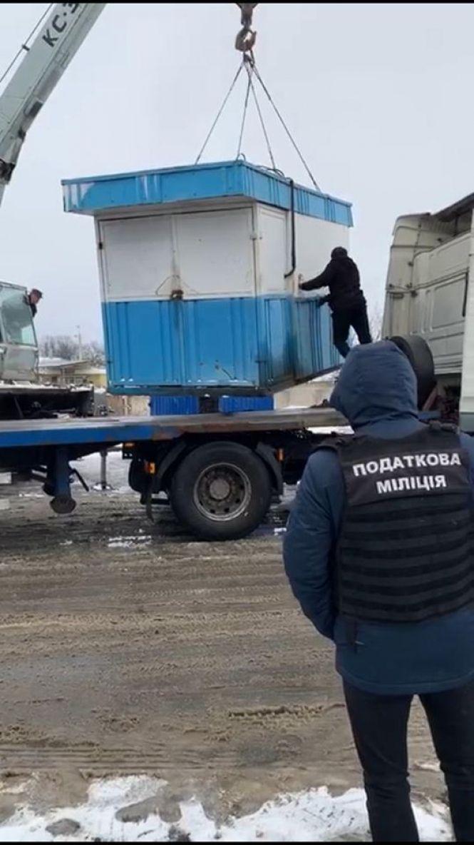 Три десятки нелегальних АЗС "накрили" на Хмельниччині (ФОТО), фото №2 на сайті vsim.ua