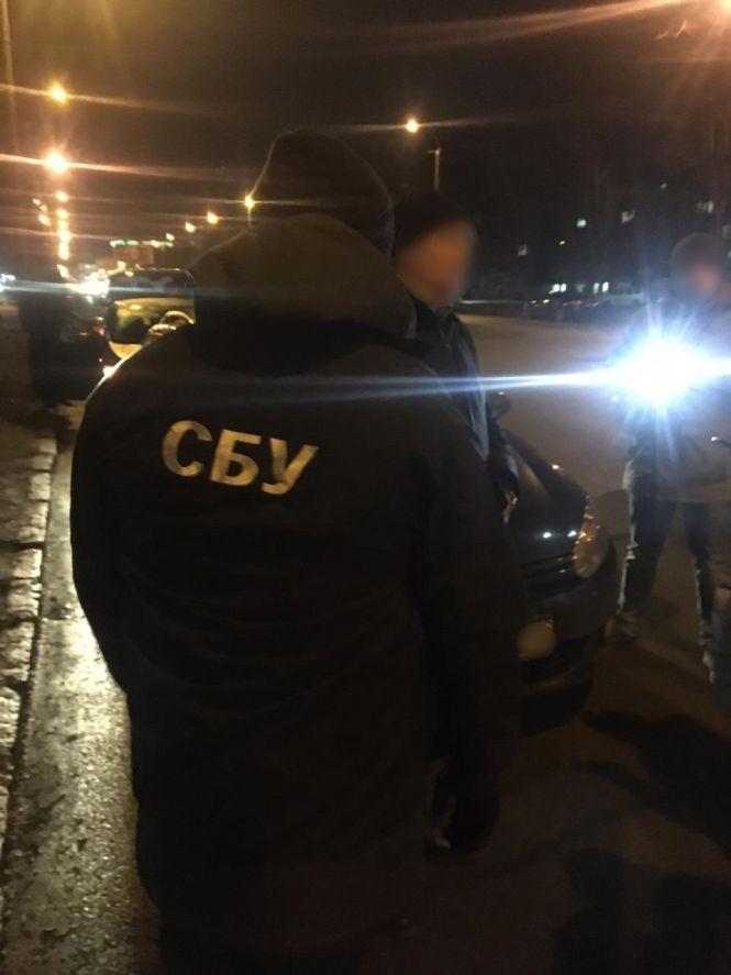 Затримали адвоката, якого підозрюють у передачі хабаря поліцейському, фото №1 на сайті 20minut.ua