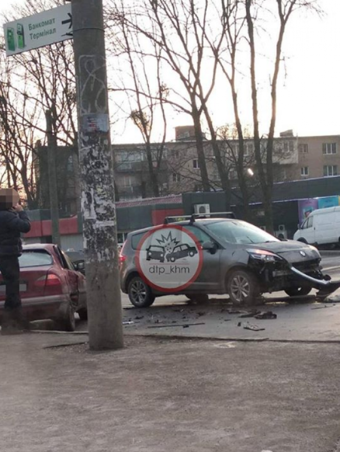 Ранкова ДТП у Хмельницькому: автівки зіштовхнулися на пішохідному переході (ФОТО), фото №2 на сайті vsim.ua