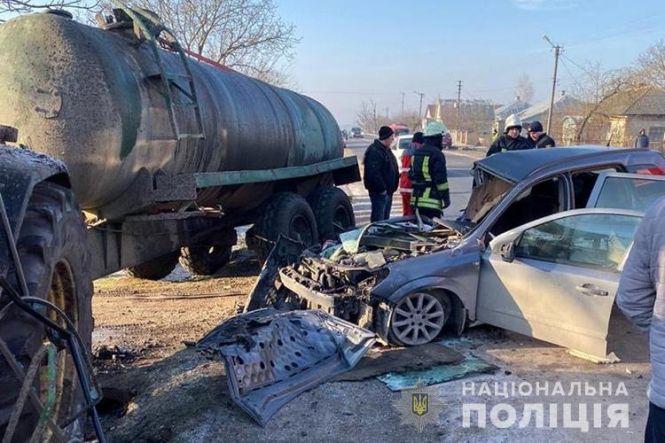 Новини Тернополя - фото з На Збаражчині водій Opel не впорався з керуванням та врізався в трактор з цистерною. Є постраждалі На Збаражчині водій Opel не впорався з керуванням та врізався в трактор з цистерною. Є постраждалі, фото №1 на сайті 20minut.ua