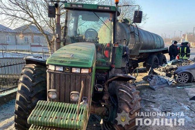 Новини Тернополя - фото з На Збаражчині водій Opel не впорався з керуванням та врізався в трактор з цистерною. Є постраждалі На Збаражчині водій Opel не впорався з керуванням та врізався в трактор з цистерною. Є постраждалі, фото №2 на сайті 20minut.ua