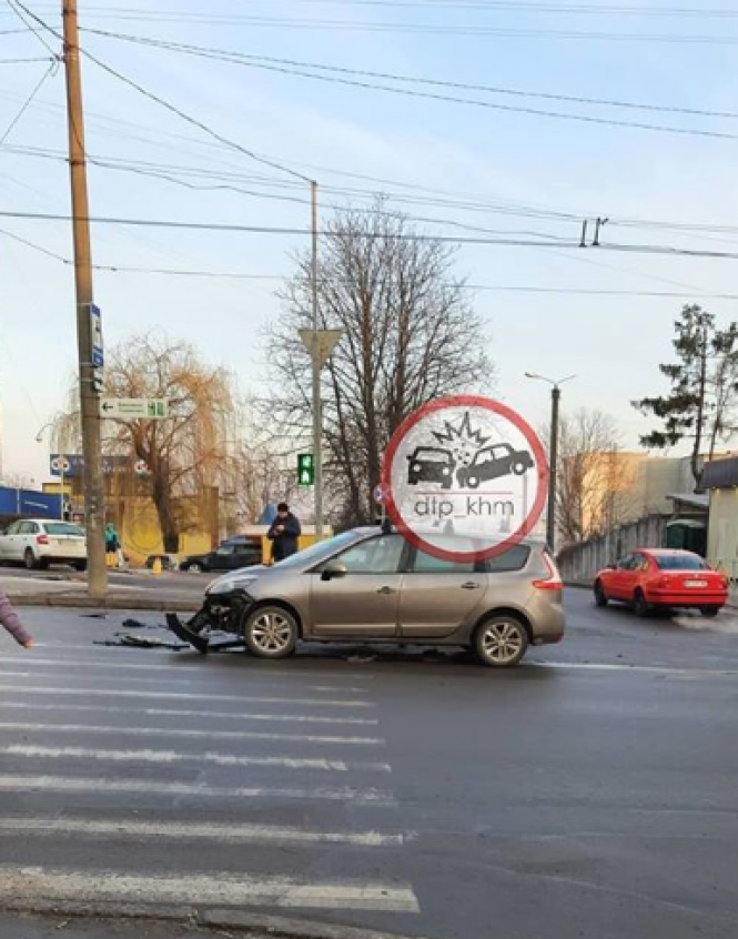 Ранкова ДТП у Хмельницькому: автівки зіштовхнулися на пішохідному переході (ФОТО), фото №1 на сайті vsim.ua