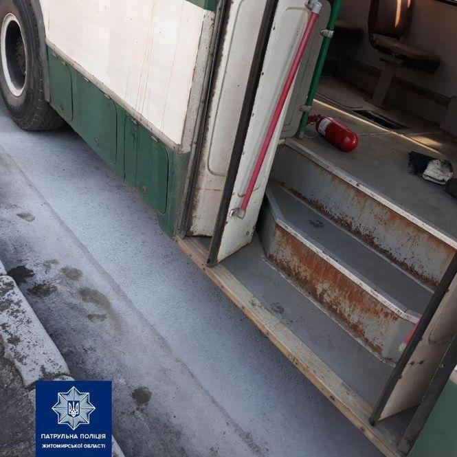 Новини Житомира - фото з У Житомирі під час руху по вулиці Перемоги горів тролейбус: пасажирів евакуювали У Житомирі під час руху по вулиці Перемоги горів тролейбус: пасажирів евакуювали, фото №1 на сайті 20minut.ua