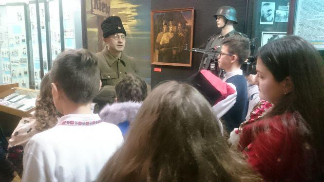 Новини Тернополя - фото з Як у Тернопільському обласному краєзнавчому музеї «Від свята до свята» мандрували Як у Тернопільському обласному краєзнавчому музеї «Від свята до свята» мандрували, фото №8 на сайті 20minut.ua