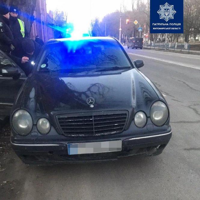 Новини Житомира - фото з Ніж завдовжки 64 см виявили патрульні, зупинивши Мерседес на вул. Небесної Сотні Ніж завдовжки 64 см виявили патрульні, зупинивши Мерседес на вул. Небесної Сотні, фото №1 на сайті 20minut.ua