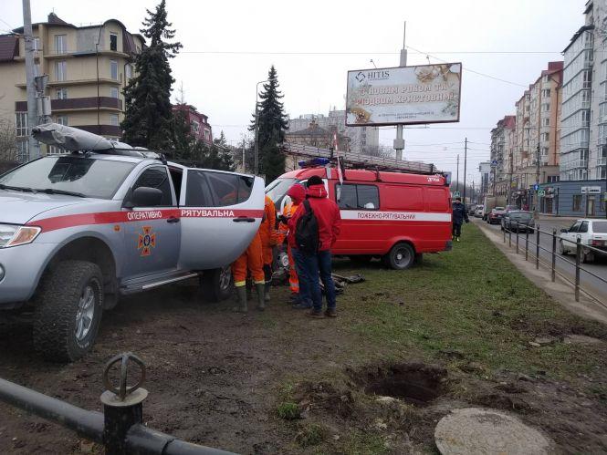 Новини Тернополя - фото з На вул. Крушельницької біля відчиненого люка - багато рятувальників. Є спецмашини