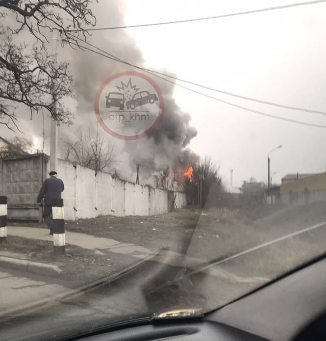 Новини Хмельницького - фото з У Хмельницькому горять склади з автозапчастинами (ОНОВЛЕНО) У Хмельницькому горять склади з автозапчастинами (ОНОВЛЕНО), фото №1 на сайті vsim.ua