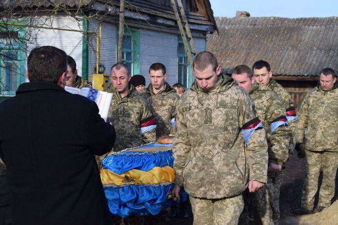 Новини Хмельницького - фото з На Хмельниччині в останню путь провели 26-річного військового Віталія Каравана На Хмельниччині в останню путь провели 26-річного військового Віталія Каравана, фото №1 на сайті vsim.ua