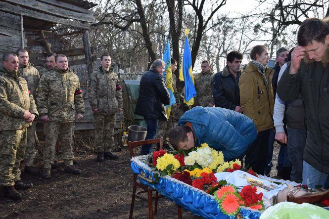 Новини Хмельницького - фото з На Хмельниччині в останню путь провели 26-річного військового Віталія Каравана На Хмельниччині в останню путь провели 26-річного військового Віталія Каравана, фото №2 на сайті vsim.ua