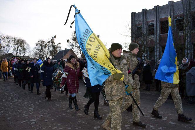 Новини Хмельницького - фото з На Хмельниччині в останню путь провели 26-річного військового Віталія Каравана На Хмельниччині в останню путь провели 26-річного військового Віталія Каравана, фото №4 на сайті vsim.ua