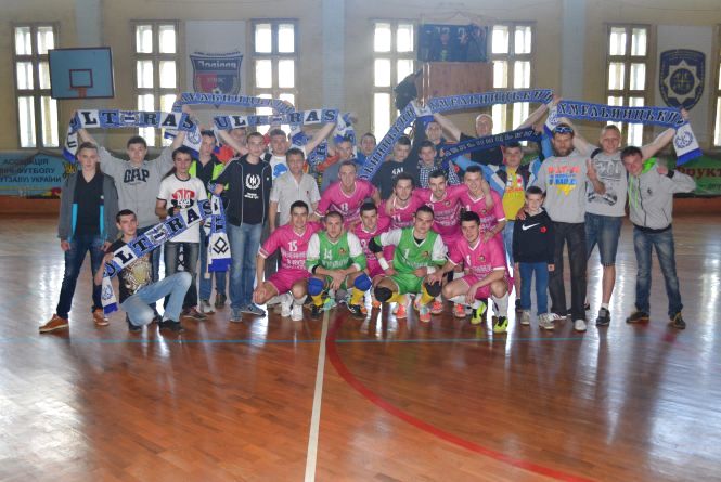 Новини Хмельницького - фото з “Срібний” склад хмельницького “Спортлідера+”: де зараз гравці, які шокували футзальну Україну Хмельницький “Спортлідер+» здобуває надважливу перемогу і виходить у фінал