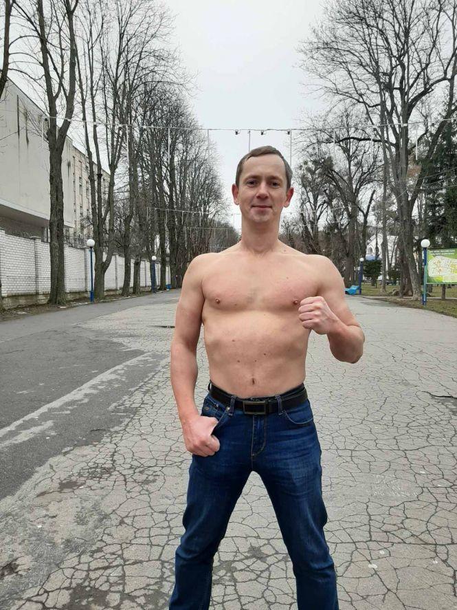 Новини Вінниці - фото з «Крижана» людина взимку ходить вулицями Вінниці в футболці  чи сорочці з короткими рукавами «Крижана» людина взимку ходить вулицями Вінниці в футболці  чи сорочці з короткими рукавами, фото №1 на сайті 20minut.ua