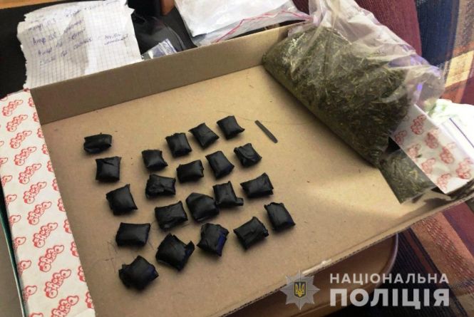 Новини Вінниці - фото з Чоловіку, який робив по місту «закладки», оголосили підозру Марихуана, екстезі та психотропна сіль: у Вінниці затримали «закладчика» наркотиків