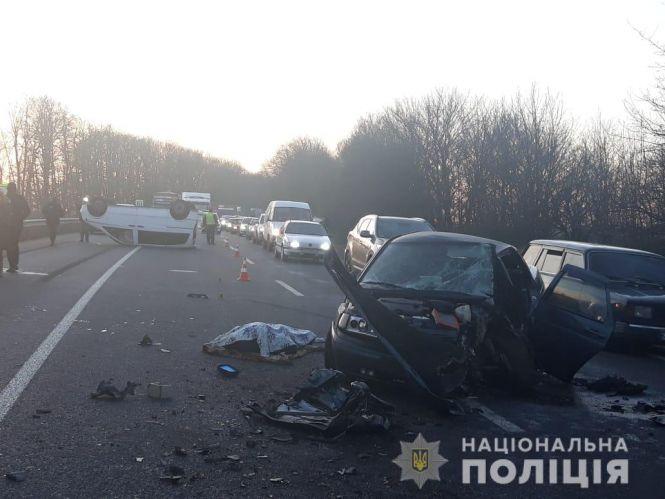 Новини Вінниці - фото з ДТП біля села Озеро: три потрощені авто, четверо постраждалих та один загиблий ДТП біля села Озеро: три потрощені авто, четверо постраждалих та один загиблий, фото №1 на сайті 20minut.ua