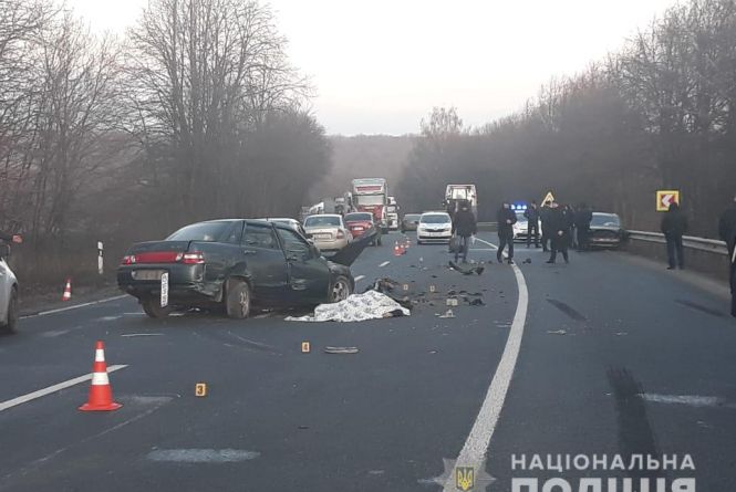 ДТП біля села Озеро: три потрощені авто, четверо постраждалих та один загиблий
