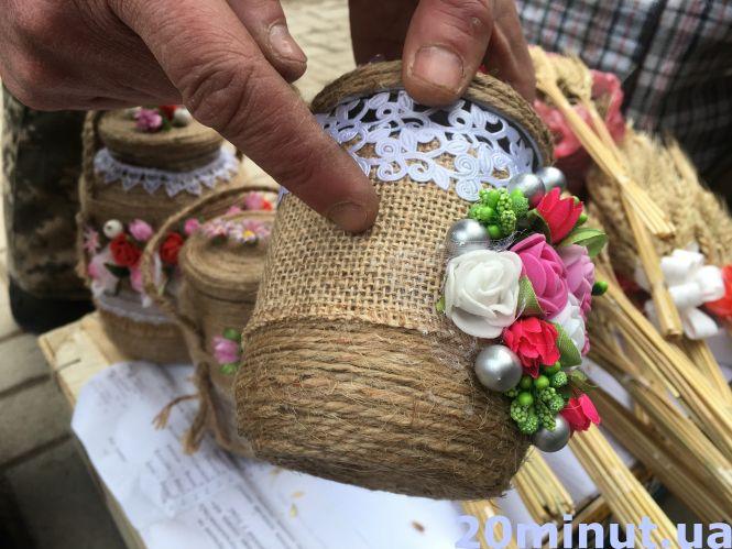 Новини Тернополя - фото з У Тернополі черги за плетеними кошиками та декоративними баночками. Їх беруть на Водохреще У Тернополі черги за плетеними кошиками та декоративними баночками. Їх беруть на Водохреще, фото №3 на сайті 20minut.ua