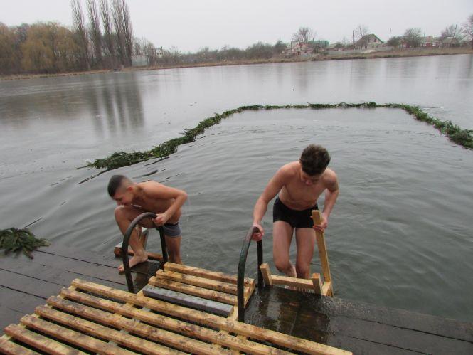 Купалися та фотографувалися: як у Козятині пірнали в ополонку (Фоторепортаж), фото №14 на сайті 20minut.ua